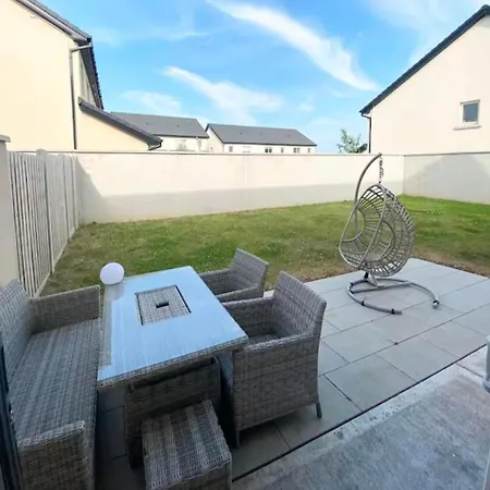 Luxury House Newbridge Kildare - 3 Double Bedrooms - Sleeps 6 - 25 Minute Train Dublin City Centre * Newbridge