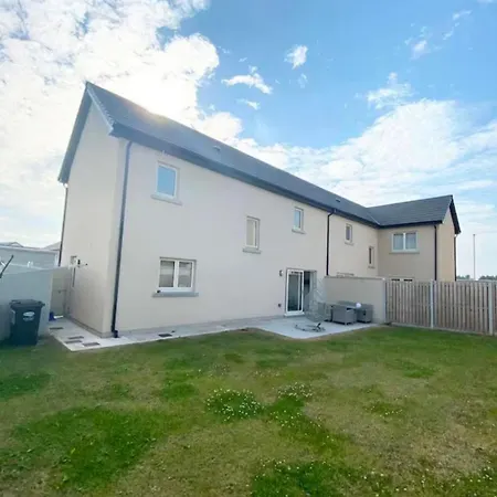 וילה Luxury House Kildare - 3 Double Bedrooms - Sleeps 6 - 25 Minute Train Dublin Centre ניוברידג'