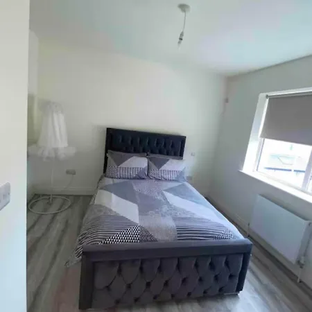 Luxury House Newbridge Kildare - 3 Double Bedrooms - Sleeps 6 - 25 Minute Train Dublin City Centre *