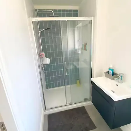 Luxury House Newbridge Kildare - 3 Double Bedrooms - Sleeps 6 - 25 Minute Train Dublin City Centre Villa Newbridge