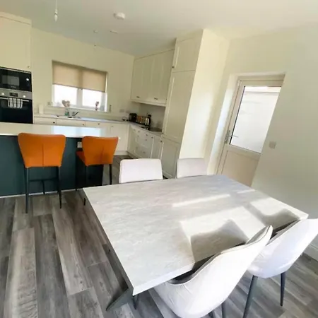 Villa Luxury House Newbridge Kildare - 3 Double Bedrooms - Sleeps 6 - 25 Minute Train Dublin City Centre *