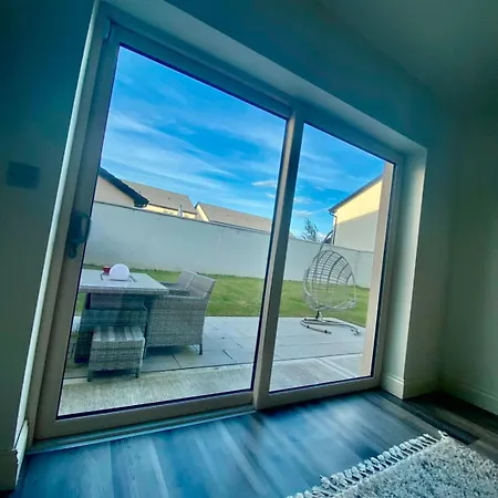 Luxury House Newbridge Kildare - 3 Double Bedrooms - Sleeps 6 - 25 Minute Train Dublin City Centre Villa Newbridge