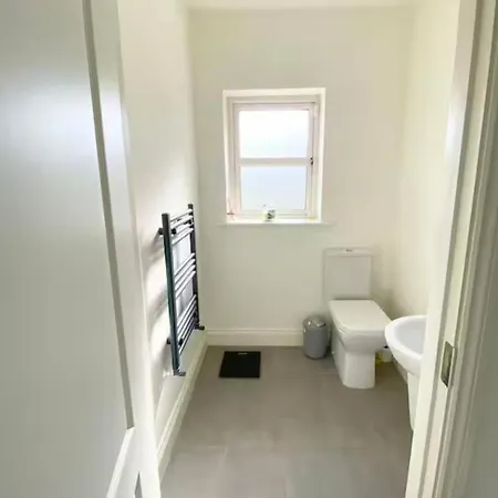 Luxury House Newbridge Kildare - 3 Double Bedrooms - Sleeps 6 - 25 Minute Train Dublin City Centre