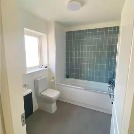 Luxury House Newbridge Kildare - 3 Double Bedrooms - Sleeps 6 - 25 Minute Train Dublin City Centre Villa