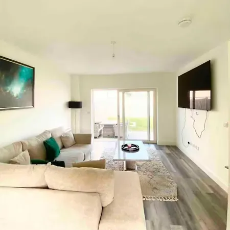 Villa Luxury House Newbridge Kildare - 3 Double Bedrooms - Sleeps 6 - 25 Minute Train Dublin City Centre Newbridge