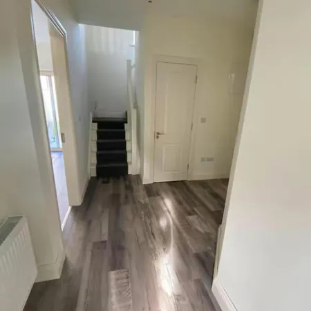Luxury House Newbridge Kildare - 3 Double Bedrooms - Sleeps 6 - 25 Minute Train Dublin City Centre Villa *