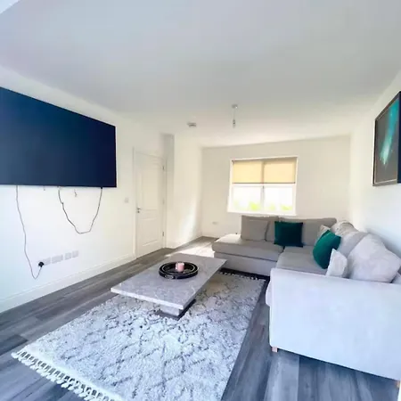 Luxury House Newbridge Kildare - 3 Double Bedrooms - Sleeps 6 - 25 Minute Train Dublin City Centre *