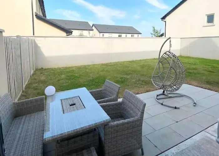 Luxury House Kildare - 3 Double Bedrooms - Sleeps 6 - 25 Minute Train Dublin Centre * ניוברידג'