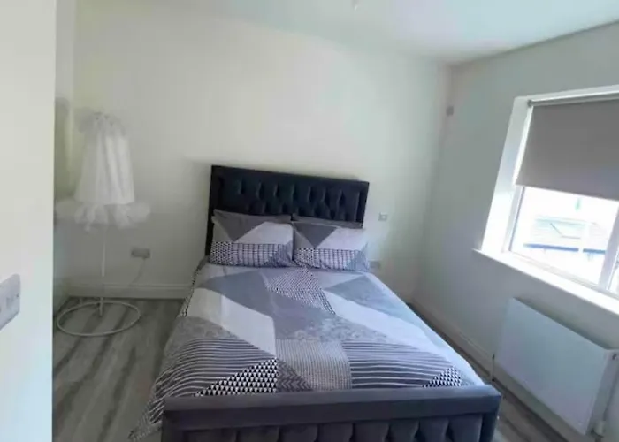 Luxury House Kildare - 3 Double Bedrooms - Sleeps 6 - 25 Minute Train Dublin Centre *