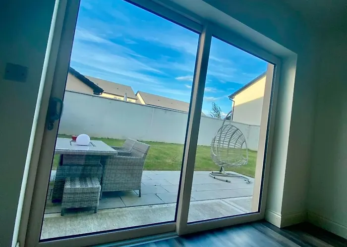 Luxury House Kildare - 3 Double Bedrooms - Sleeps 6 - 25 Minute Train Dublin Centre וילה ניוברידג'