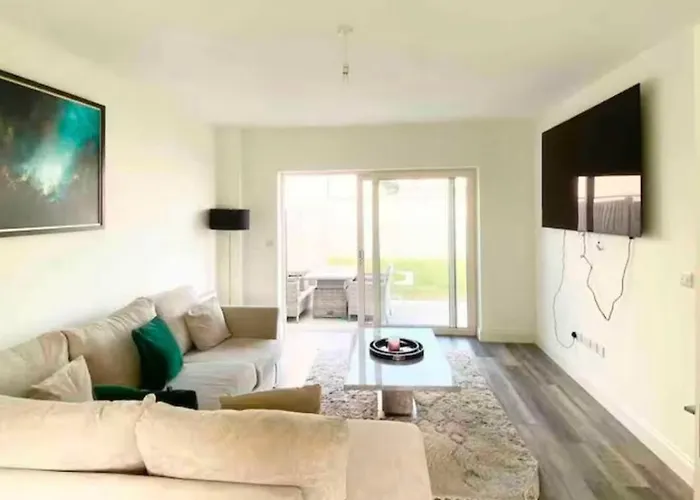 וילה Luxury House Kildare - 3 Double Bedrooms - Sleeps 6 - 25 Minute Train Dublin Centre ניוברידג'